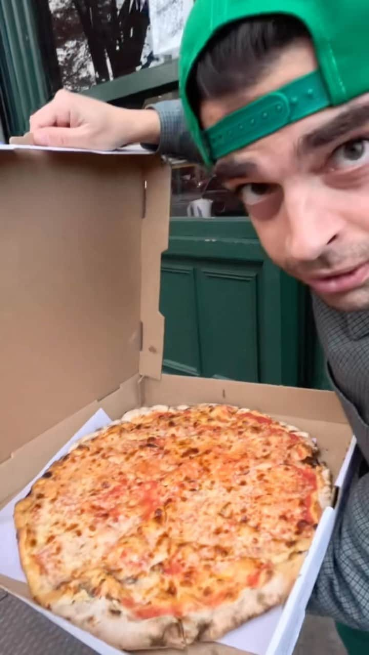 サタデーズのインスタグラム：「Ilya is back for another lunch break — this time we go for his favorite slice at the original Patsy’s Pizzeria in Harlem.」