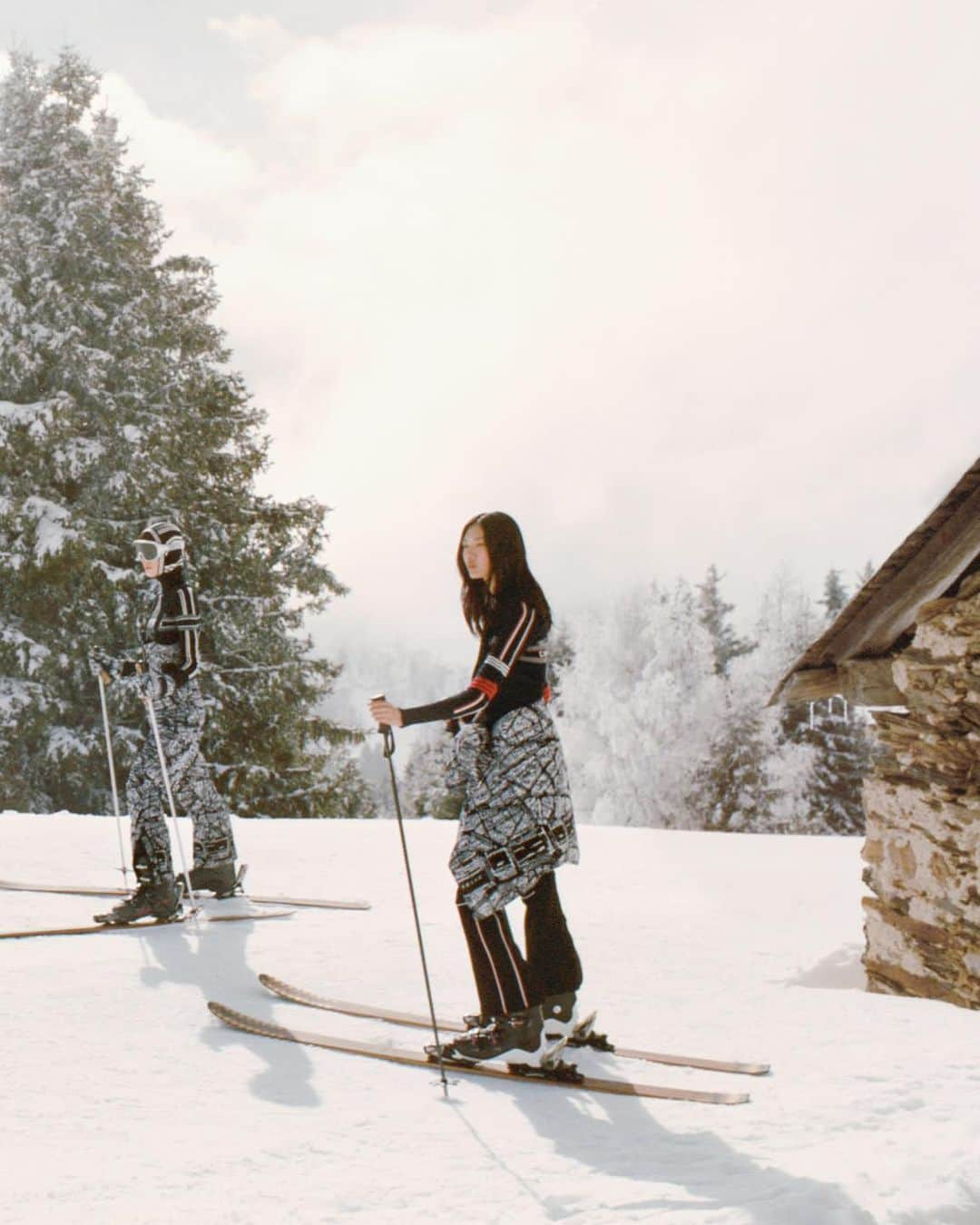 クリスチャンディオールさんのインスタグラム写真 - (クリスチャンディオールInstagram)「As the seasons shift, it signals the arrival of ski season, and with it comes the unveiling of the #DiorAlps collection by @MariaGraziaChiuri. From the enchanting powdery trails to the embrace of cozy chalets, voluminous down jackets adorned with the detailed 'Plan de Paris' motif step onto the stage, poised to make a statement. It's a synergy that redefines warmth, crafting a special winter experience. © @LatourFanny」11月15日 0時00分 - dior