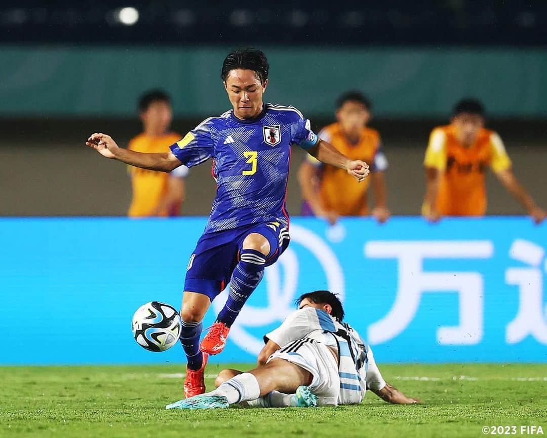 日本サッカー協会さんのインスタグラム写真 - (日本サッカー協会Instagram)「. 🔹U-17日本代表🔹  開始早々に2失点。 後半に入り、#高岡伶颯 の2試合連続ゴールで詰め寄るも1-3で敗戦となりました。 この悔しさをバネにして、中2日で行われる最終節セネガル戦で勝利、そしてグループステージ突破を目指します。 若き日本代表の応援を引き続きよろしくお願いします！  🏆FIFA U-17 #ワールドカップ インドネシア 2023 ⚔️グループステージ第2節 🇯🇵日本 1-3 アルゼンチン🇦🇷  ⚔️NEXT MATCH⚔️ ⚔️グループステージ第3節 🗓️11. 17(金)⌚️18:00(🇯🇵) 🆚セネガル🇸🇳 🏟️Si Jalak Harupat Stadium(インドネシア)  #U17WC @fifaworldcup #夢への勇気を #U17日本代表 #jfa #daihyo #サッカー日本代表 #サッカー #soccer #football #⚽️」11月15日 0時01分 - japanfootballassociation