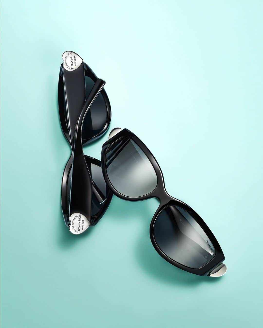 ティファニーのインスタグラム：「Double take. Defined by their bold wraparound frames and iconic hinges, the new Return to Tiffany® eyewear designs are a fresh take on our beloved House motif. Link in bio. #TiffanyEyewear #ReturnToTiffany #TiffanyAndCo」