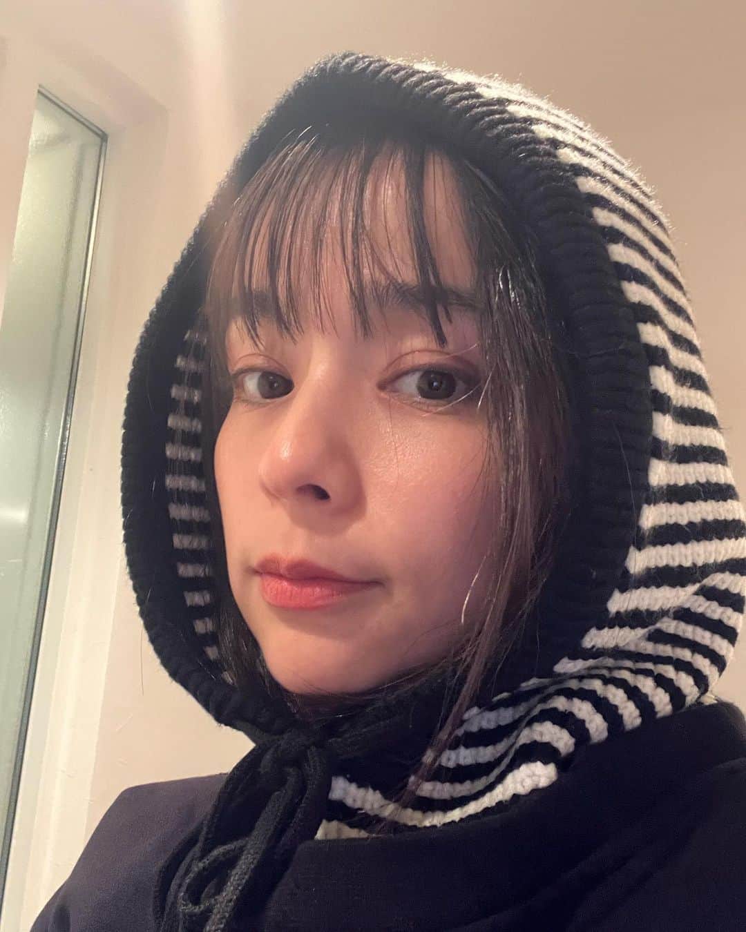 加藤ローサのインスタグラム：「学芸会の衣装が明日まで。という事で今日慌てて買いに行ってきました〜そしたら謎のアイテムを発見。みなさん知ってました？バラクラバ。ニット帽とマフラーを合体したようなバラクラバ。下から読んでもバラクラバ。」