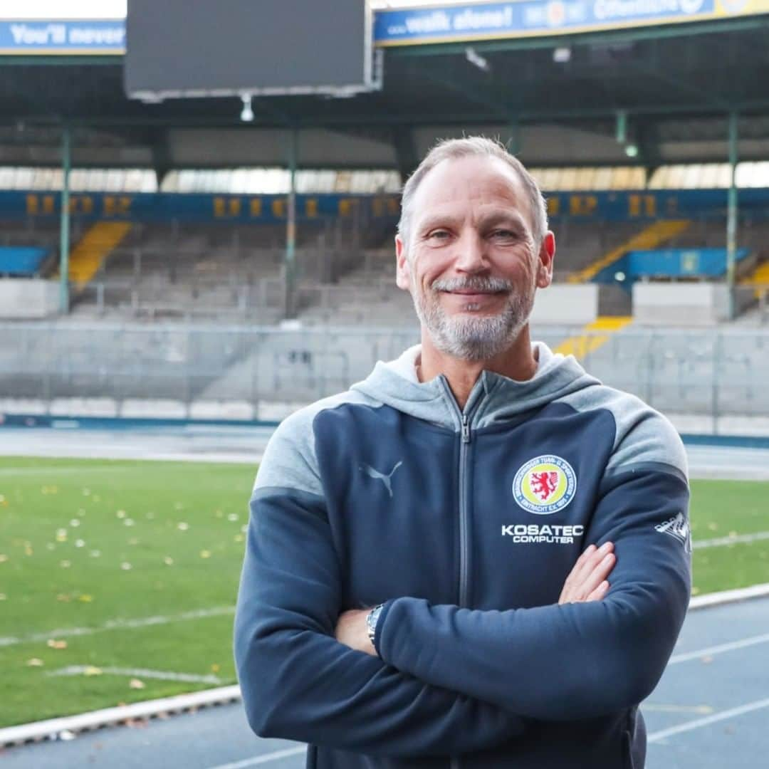 アイントラハト・ブラウンシュヴァイクのインスタグラム：「Unser neuer Co-Trainer - Andreas Zimmermann! 🦁   Der 53-jährige Fußballlehrer komplettiert den Trainerstab und hat bereits heute seine erste Einheit hinter sich.   Herzlich Willkommen bei der Eintracht, Andreas! 💙💛 ______ #wirsindeintracht」