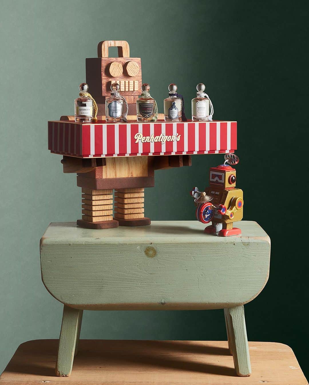 ペンハリガンさんのインスタグラム写真 - (ペンハリガンInstagram)「Reginald the Robot recommends the gift of choice with Penhaligon’s Miniature Fragrance sets. Five little joys for playful noses.」11月15日 0時06分 - penhaligons