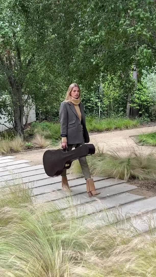 ヴィンスカムートのインスタグラム：「Rock your best style in the Alolison bootie 🎸🎶」