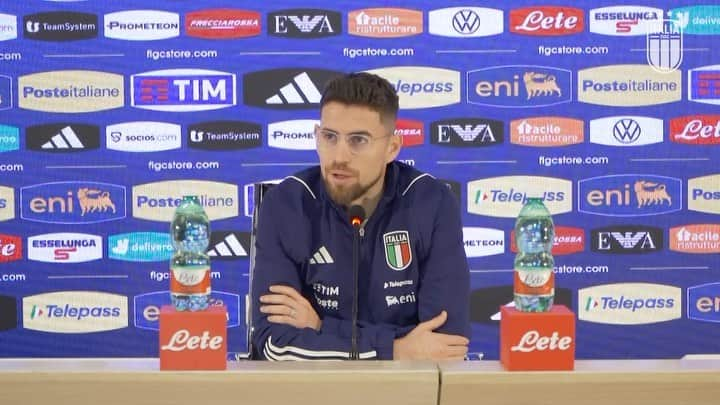 サッカーイタリア代表のインスタグラム：「🎙️🎙️🎙️  La conferenza stampa di #Jorginho 🇮🇹   @jorginhofrello  #Nazionale #Azzurri #VivoAzzurro」