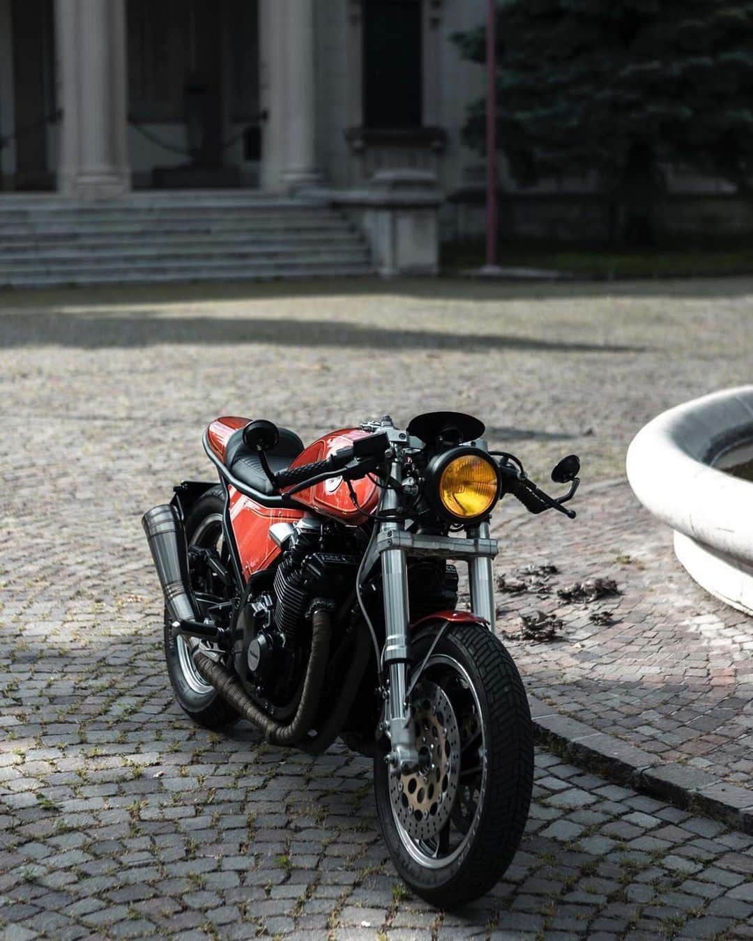 epidemic_motorsのインスタグラム：「Добавьте подпись... 1983 Suzuki GSX 550 ES 🏍 by @garage14_custom —  ⚙️Follow @epidemic_motors For Daily Custom Bike Inspiration ⚙️  - Like, comment, and share - Tag your friends ✍️ - - - 🚀Turn on daily notifications  	 #motorcycle  #bike  #custom  #ride #epidemicmotors #epidemic_motors#ride_like_hell #instamoto #stocksucks #artist#builtnotbought #saintmotors #saint_motors #kustom  #kulture  #caferacer  #bratstyle #girlsbiker#musicians#la#motos#filmmaker#filmmaking#movie#dj#producer #writer」