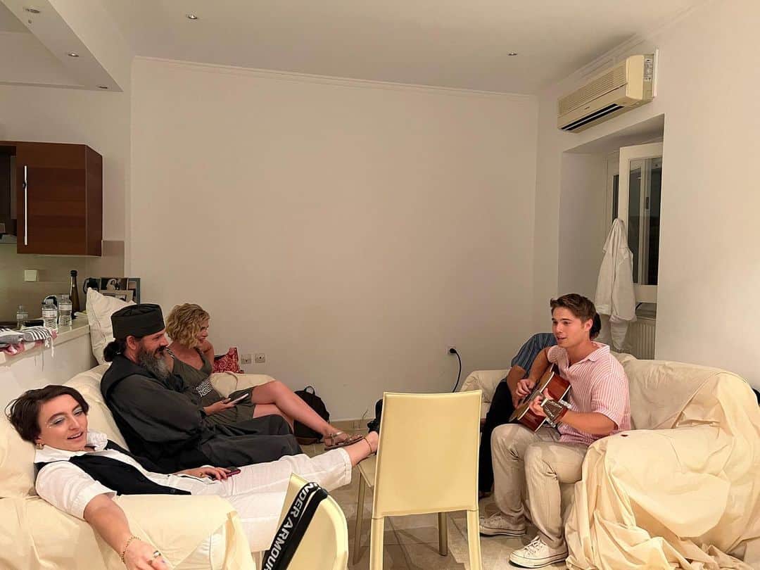 ニア・ヴァルダロスさんのインスタグラム写真 - (ニア・ヴァルダロスInstagram)「MY BIG FAT GREEK WEDDING 3, behind the scenes shots of cast and crew! #family #crew #actor #comedy #love #greece #director #writer #filmmakers #mybigfatgreekwedding 3 #instagood  #photooftheday #art #picoftheday  #travel #style #instadaily #friends #music #fun #motivation #lifestyle #nofilter #instamood #sun #instapic #laugh」11月15日 0時08分 - niavardalos