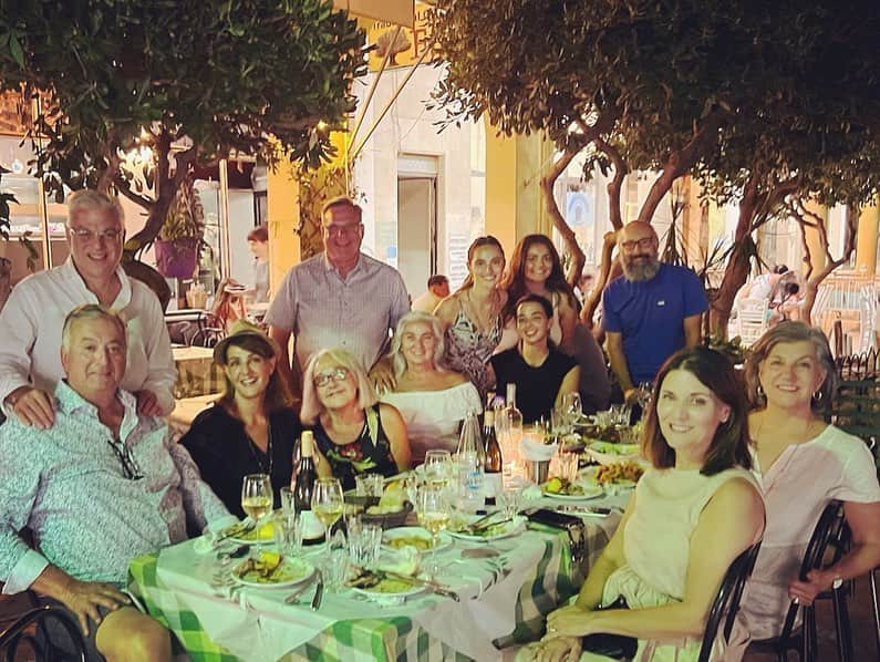 ニア・ヴァルダロスさんのインスタグラム写真 - (ニア・ヴァルダロスInstagram)「MY BIG FAT GREEK WEDDING 3, behind the scenes shots of cast and crew! #family #crew #actor #comedy #love #greece #director #writer #filmmakers #mybigfatgreekwedding 3 #instagood  #photooftheday #art #picoftheday  #travel #style #instadaily #friends #music #fun #motivation #lifestyle #nofilter #instamood #sun #instapic #laugh」11月15日 0時08分 - niavardalos