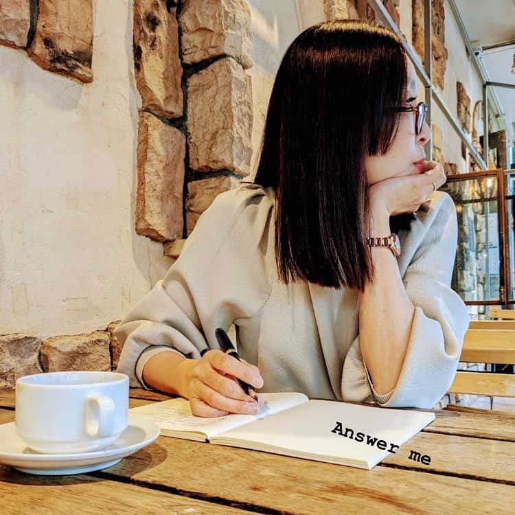 川江美奈子のインスタグラム：「・ 川江美奈子 『Answer me』  本日、ダウンロード、ストリーミングにて配信リリースいたしました。ぜひ、プロフィールのところからアクセスしてくださいませ。  ・  小さい頃、ときどき私はねぼけて庭に飛び出して、裸足のまま月明かりの下でわあわあ泣いていたそうです。 大人になって別れを目の前にした時、あ、これがあの涙の答え合わせかな、とハッとしたことがありました。 心の中で誰かに問いかけたり、答えを探したり、きっとそれは最後まで続いていく。でも大丈夫っていう声が聞こえる気がする。  この気持ちは世界共通な気がして、初めて英語で歌詞を書きました。多くの場所で、寂しさを感じている皆さんこの歌が届いたら嬉しいです。   川江美奈子     I ask someone in my mind, I search for answers, and I am sure it will go on until the end of my life. But I feel like I can hear someone's voice saying, "Don’t worry, everything will be fine". I wrote the lyrics in English for the first time. Because I thought that this feeling is common to everyone in the world. I would be happy if this song reaches everyone who feels lonely in different places.   Minako Kawae  #川江美奈子 #minakokawae #ほぼ毎月配信リリース  #vol9 #answerme」