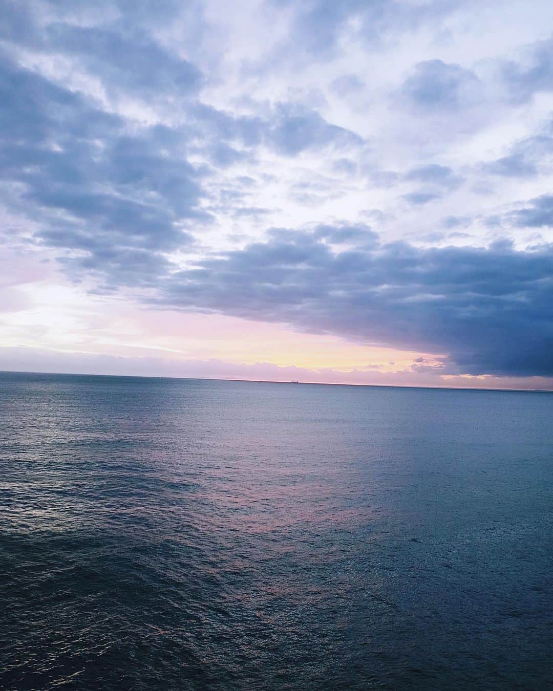 永原真夏さんのインスタグラム写真 - (永原真夏Instagram)「あらゆる海が好きです🪸🪞🪽  時間があれば海に行っては、ツアーでも旅に出ます。 今週末から、音沙汰「Musicalium Tour」の年内後半がはじまります。今月は11/18は島根・松江NUにて。11/23は沖縄・宮城島にて。  新しい音楽を作って会いにいける日々は、当たり前じゃないなと旅に出る旅に思います。  きっと素敵な日々になる✧  みなさま、どうぞよろしくね🪽」11月15日 0時09分 - suika1ban