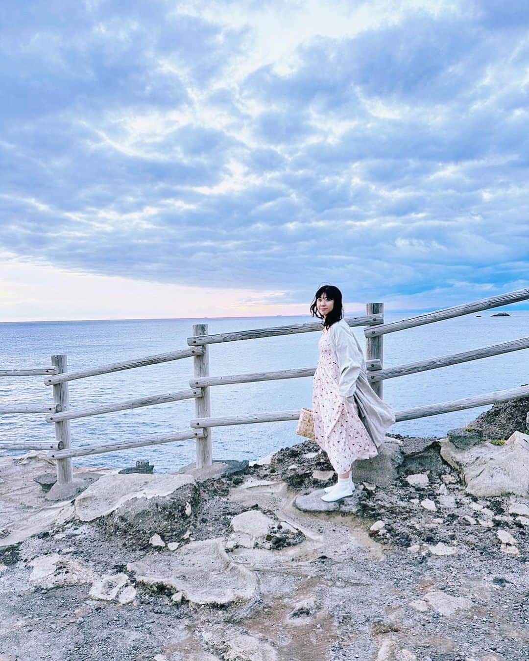永原真夏のインスタグラム：「あらゆる海が好きです🪸🪞🪽  時間があれば海に行っては、ツアーでも旅に出ます。 今週末から、音沙汰「Musicalium Tour」の年内後半がはじまります。今月は11/18は島根・松江NUにて。11/23は沖縄・宮城島にて。  新しい音楽を作って会いにいける日々は、当たり前じゃないなと旅に出る旅に思います。  きっと素敵な日々になる✧  みなさま、どうぞよろしくね🪽」