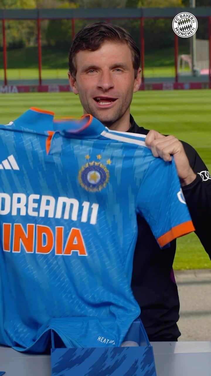 トーマス・ミュラーのインスタグラム：「Look at this, @virat.kohli 😀 Thank you for the shirt, #teamindia 🇮🇳 Good luck at the @cricketworldcup 🏏  #esmuellert #cricket #worldcup #india」