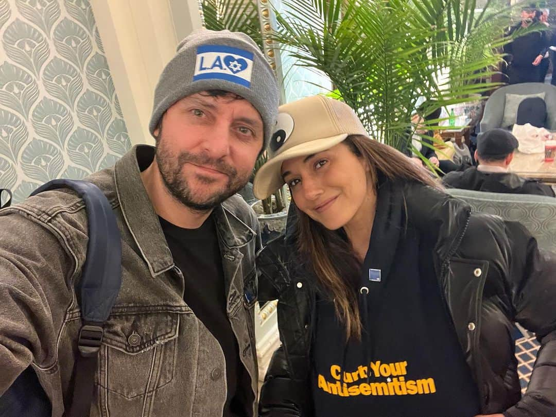 エマニュエル・シュリーキーのインスタグラム：「We just flew from LA to DC with a bunch of friends to stand against anti-semitism and join the #bringthemhome #freethehostages rally @echriqui  Please stand in solidarity with us 💙」