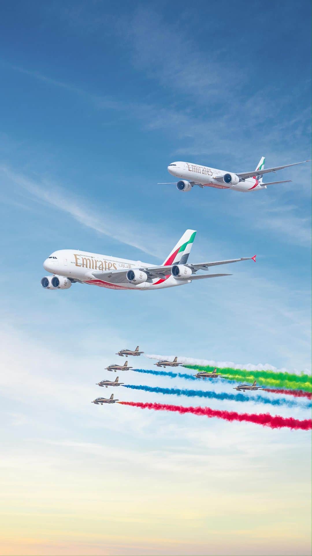 エミレーツ航空のインスタグラム：「The sky’s the stage, and we’re the headliners. 👨‍✈️✈️  Watch us soar over this year’s #DubaiAirshow, with a spectacular formation flypast alongside @fursanalemarat.  #Emirates #FlyBetter」