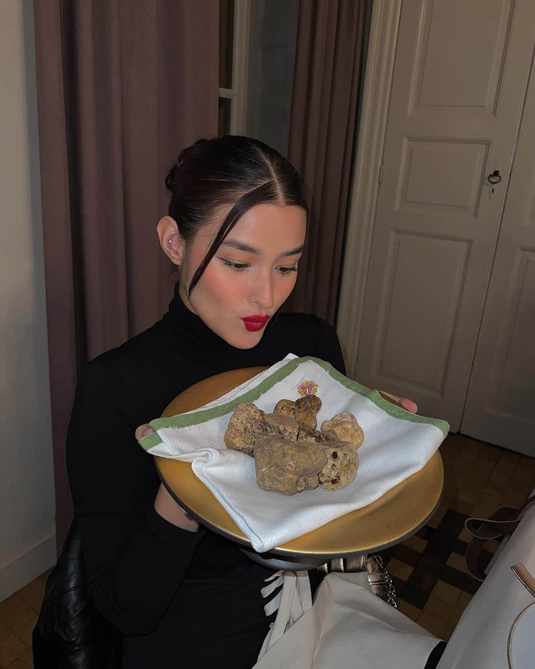 リザ・ソベラーノさんのインスタグラム写真 - (リザ・ソベラーノInstagram)「Extra truffle please!!! 🍄  Can’t believe we experienced our truffle dreams. After hunting for this luxurious fungi we were spoiled to a truffle themed dinner at Da Guido Ristorante, a family owned restaurant in Piedmont, that’s famous for it’s seasonal cuisine headed by Michelin star chef @ugoalciati 👨🏻‍🍳  I’m sure you can tell we all enjoyed ourselves very much 🤭  @harlanholden.coffee  #HarlanCoffee #BecauseHazelnut」11月15日 12時30分 - lizasoberano