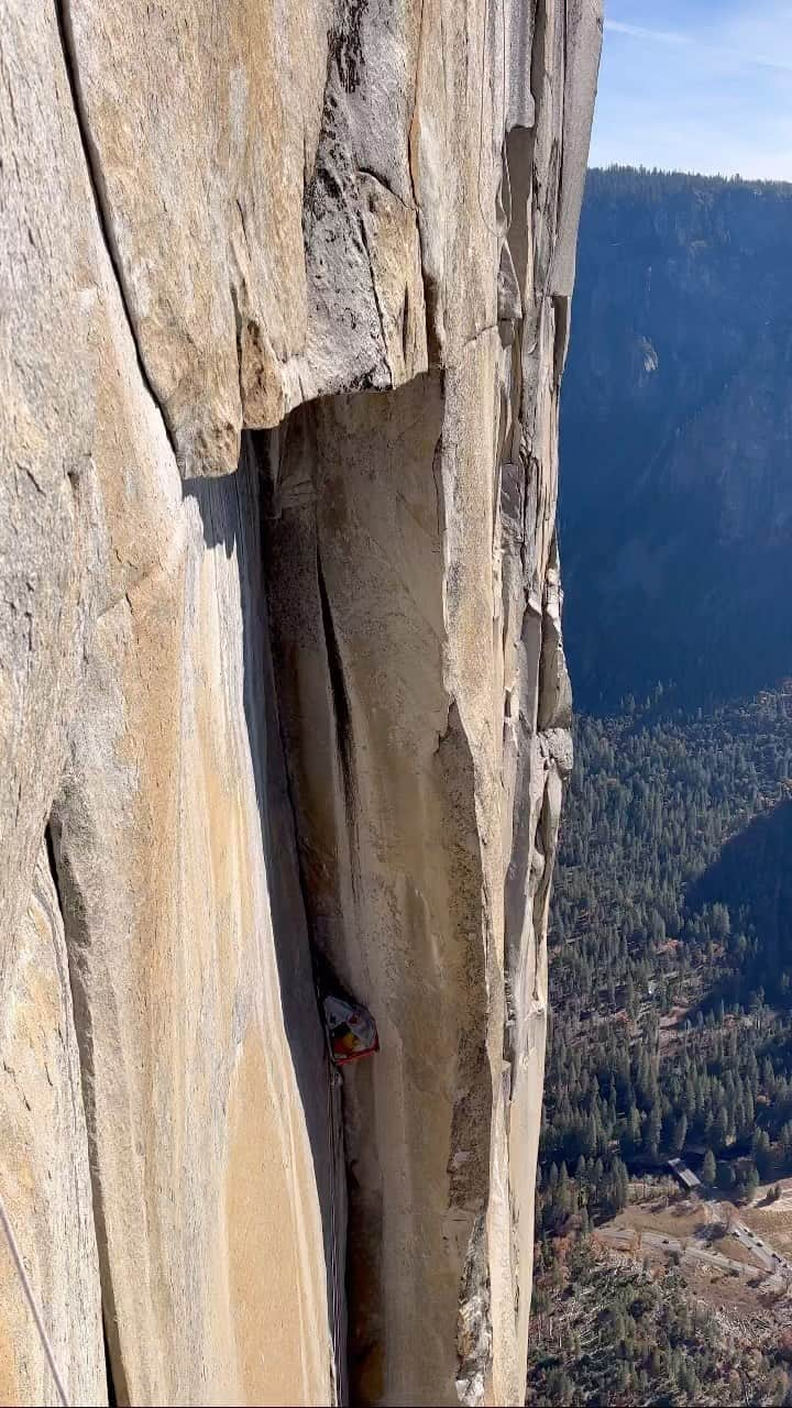 バーバラ・ザンガールのインスタグラム：「Yes!!!! It is going well up on El Cap…. Double send so far… new hight point right after the roof pitch now!!! But still some more pitches to go!! #funtimes with @laraneumeier (who is doing incredibly well on her first El Cap route!!! #crusher!!) @blackdiamond @lasportivagram @corosglobal @vibram @frictionlabs @powerbar」