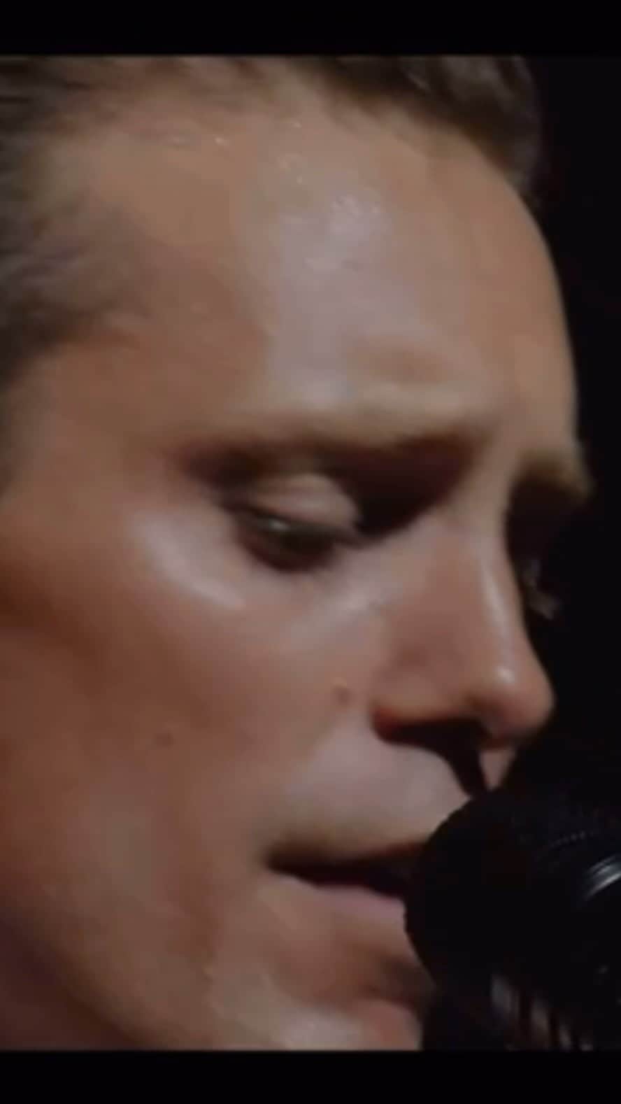 Bastian Bakerのインスタグラム：「Give me your heart live + a little tribute to Led Zeppelin;))」