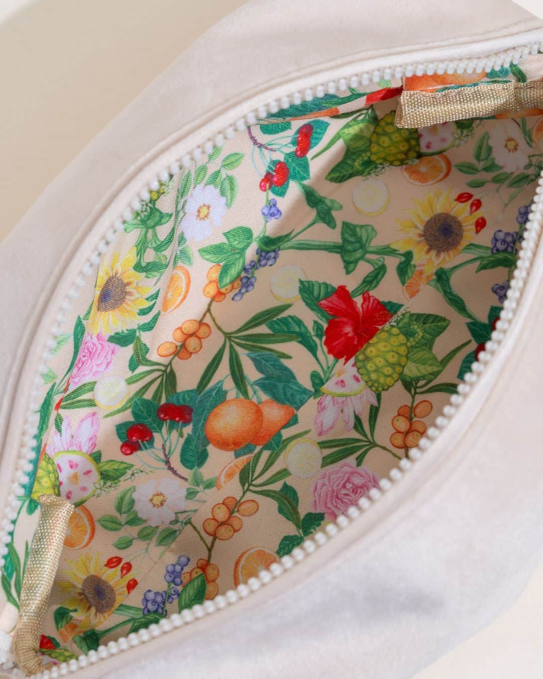 KORA Organicsのインスタグラム：「Our limited-edition Holiday Bag is here—a soft, luxe velvet pouch that features our signature certified organic ingredient interior 🌱✨   Unwrap a complimentary holiday bag with each purchase of $100+ USD / $150+ AUD on koraorganics.com 🎁」