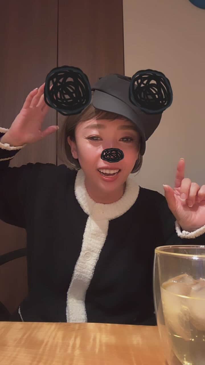 松本亜希のインスタグラム：「・ ミニロン改め 柿ロン改め 耳鼻ロンの話👂🤣  サムネは酔っ払いみたいなってますが、耳鼻科でのプロレス後の私のcapはこないなってましたの図ですわ🤣」