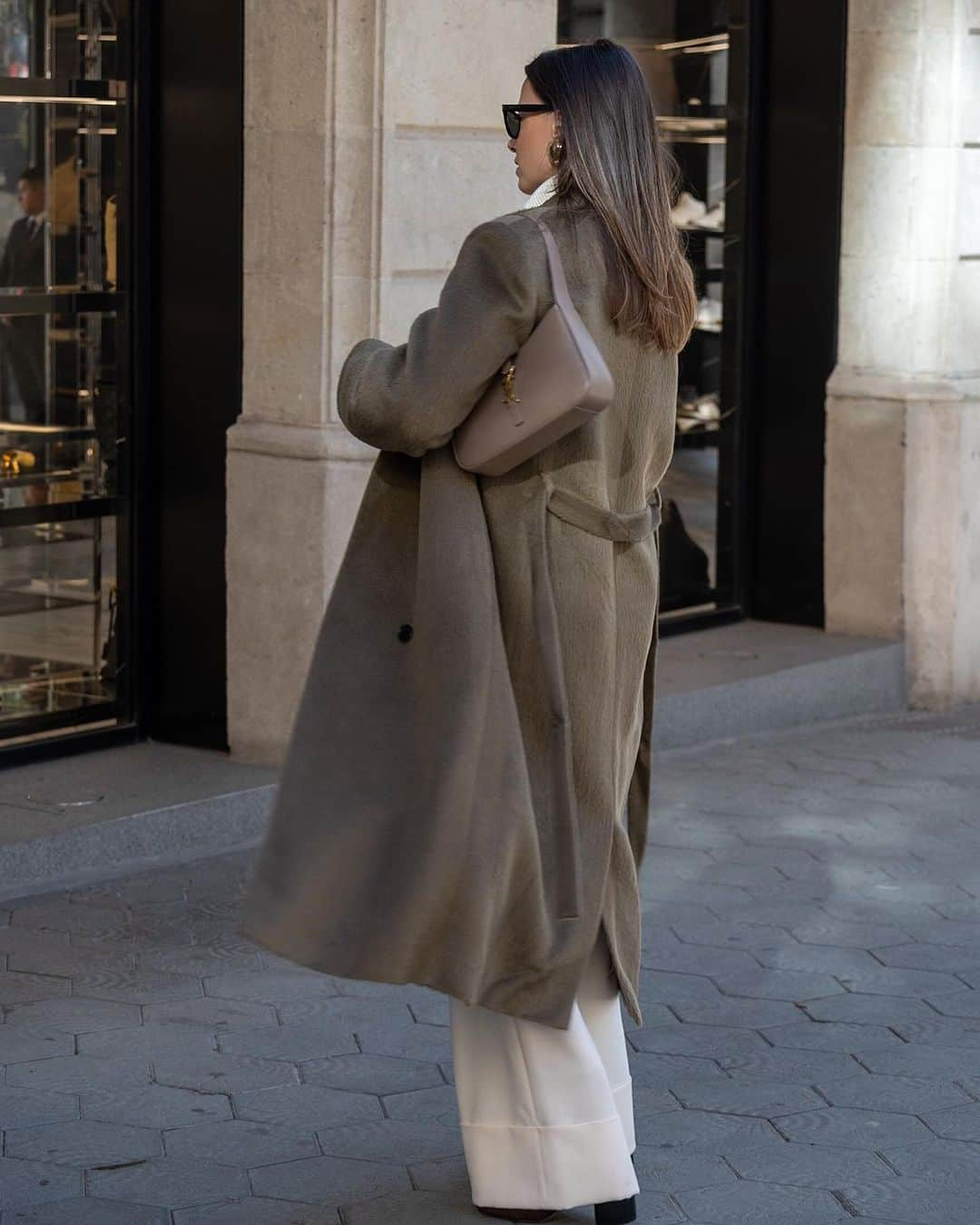 Zina Charkopliaさんのインスタグラム写真 - (Zina CharkopliaInstagram)「November pallete #fashion #november #style #coat  📷 @nosignal.jpg」11月15日 0時40分 - zinafashionvibe