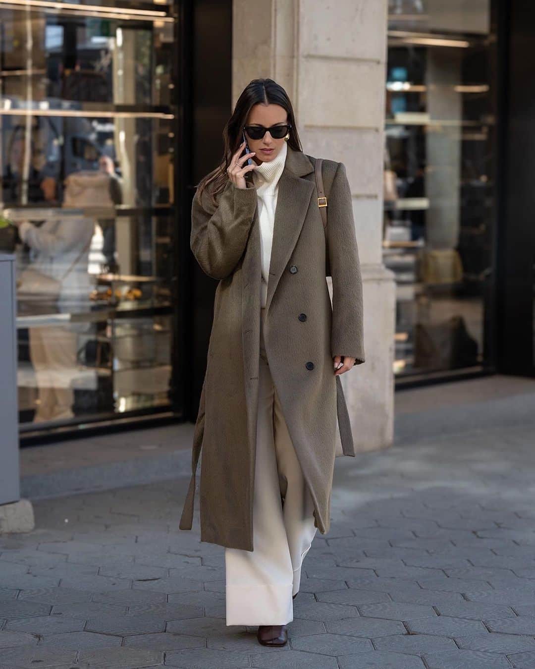 Zina Charkopliaのインスタグラム：「November pallete #fashion #november #style #coat  📷 @nosignal.jpg」