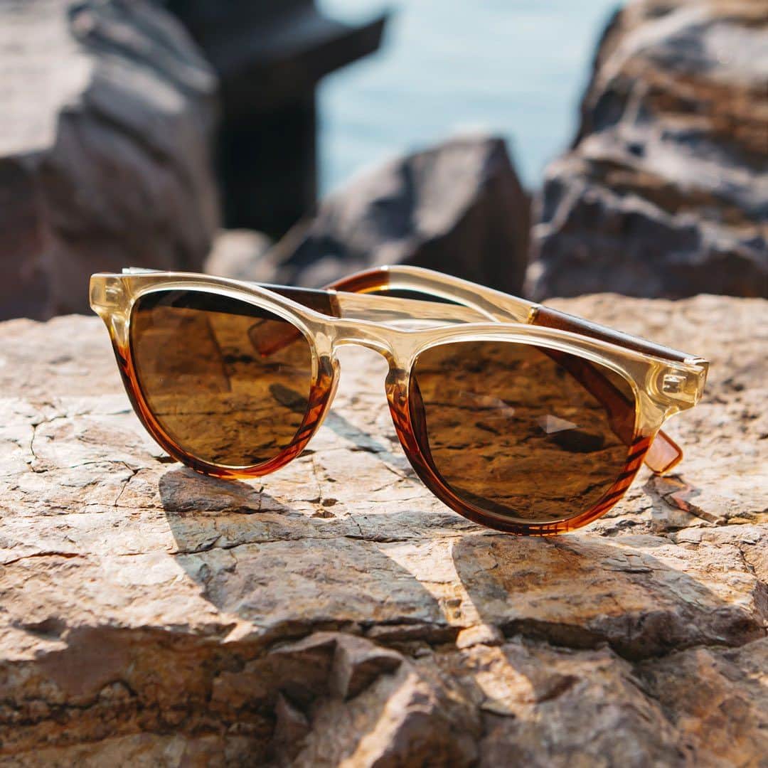 シュウッドのインスタグラム：「NEW frames drop today! Meet the Francis ACTV: one of our most popular acetate frames, re-engineered with new grip technology for all of your active pursuits. It’s the same great shape you’ve loved for years, now offered with grippy, embedded silicone nose pads and temple tips for an even better fit. And it’s made with an ultra lightweight recycled nylon from post-consumer plastics, which you can feel good about (and feel good wearing). Check out all 4 new color ways and lens options with the products tagged above!」