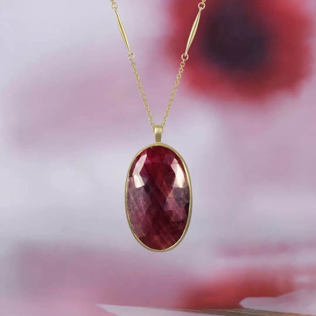 ミーアンドローのインスタグラム：「Rubies are a stone of divine inspiration, intense emotions and boost our energy levels and intuition. This 37.6 carat ruby necklace is meant for love!」