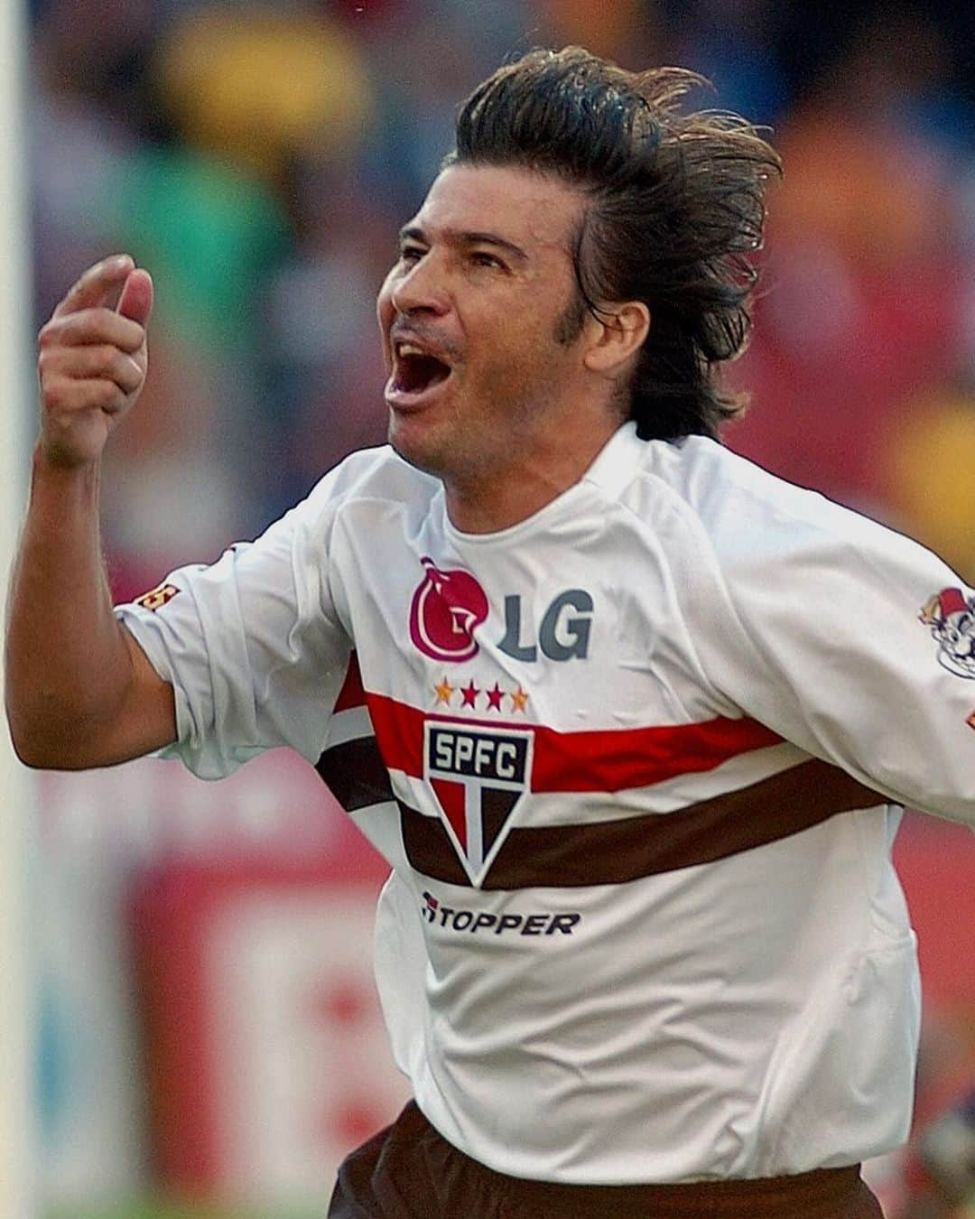 São Paulo FCのインスタグラム：「🥳 Três aniversariantes hoje! 🎉  🎂 Luizão, campeão paulista e da Libertadores em 2005, completa 48 anos!  🎂 Bosco, campeão mundial de 2005 e tricampeão brasileiro em 2006, 07 e 08, faz 49 anos!  🎂 Já Zé Carlos, campeão paulista em 1998, completa 56 anos!  Parabéns ao trio! 👏   #SPFCPédia #VamosSãoPaulo 🇾🇪」