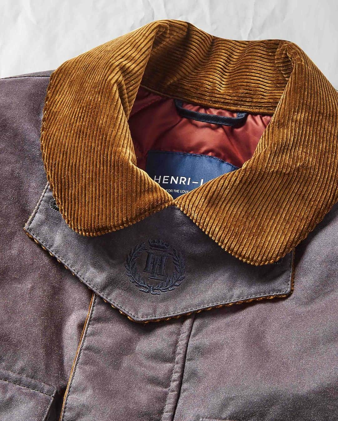 ヘンリロイドさんのインスタグラム写真 - (ヘンリロイドInstagram)「The Bradwell Jacket.  The Bradwell Wax Jacket is a classic piece crafted from high-quality British Waxed Fabric, offering exceptional weather resistance.   It features distinctive elements such as a corduroy collar and Henri-Lloyd's signature crown and laurel embroidered throat tab.  Made with British Millerain Bonneville waxed cotton, it boasts a relaxed drop-shoulder design, a YKK zipper with a press stud storm flap, antique brass-style press studs, adjustable cuff tabs, and four spacious external pockets with press stud fastenings.   Inside, there's an internal zip pocket for secure storage and a heritage embroidered logo patch on the left sleeve. For added comfort and warmth, it includes Freudenberg Comfortemp® insulation and a corduroy-lined collar.  #henrilloyd #60thanniversary」11月15日 0時49分 - henrilloyd_