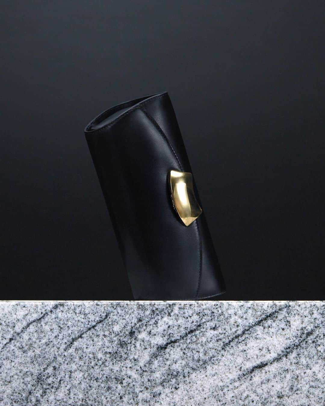 3.1フィリップリムのインスタグラム：「CAN I SEE YOUR ID? THE ID CLUTCH  The ID family of bags is ageless – a timeless staple for the every day, every way. The ID CLUTCH features a structured silhouette with a front flap that secured by the signature ID hardware inspired by Phillip’s personal ID bracelets.」