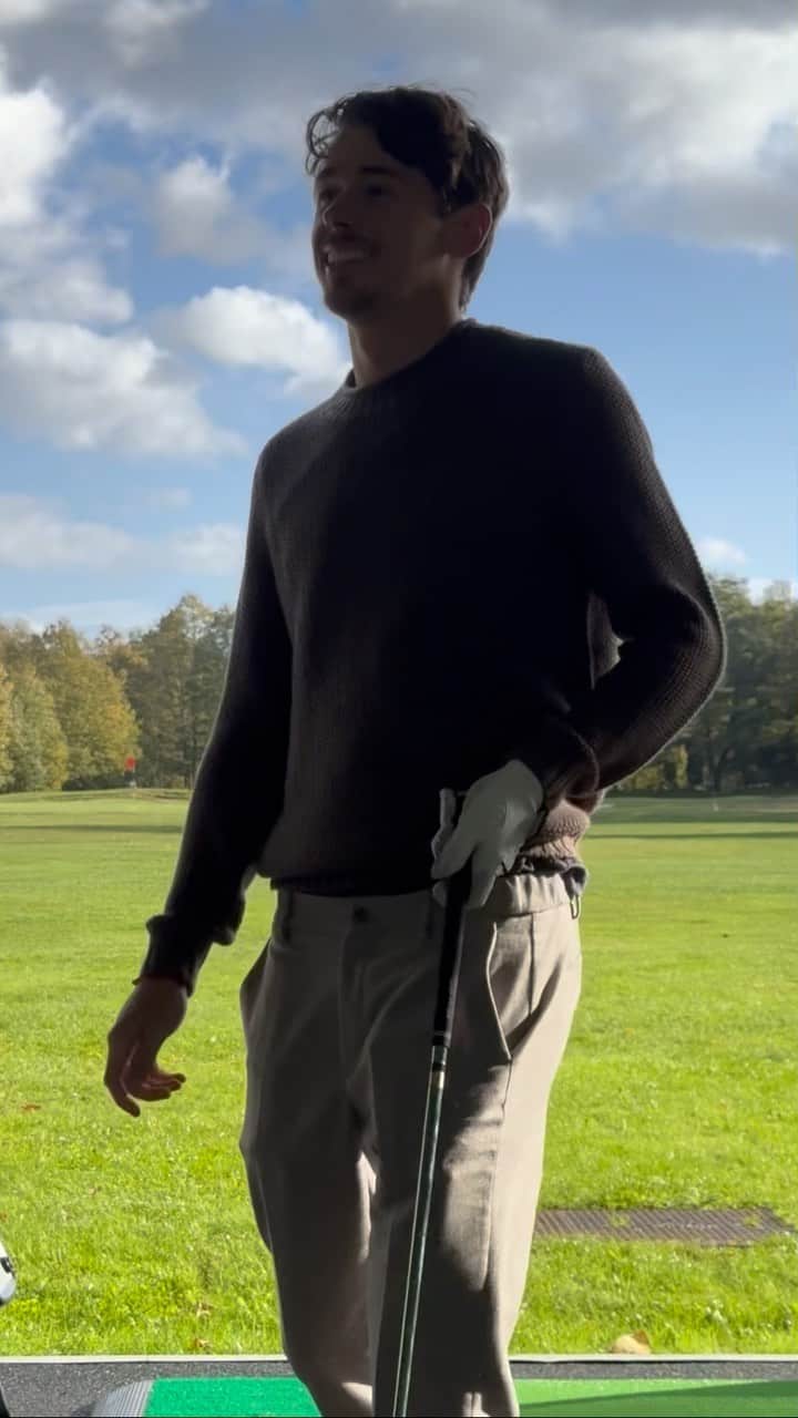 アレックス・デミノーのインスタグラム：「Working on the fundamentals 😉😂⛳️🏌️‍♂️ Any tips welcomed 🙏🙌😅」