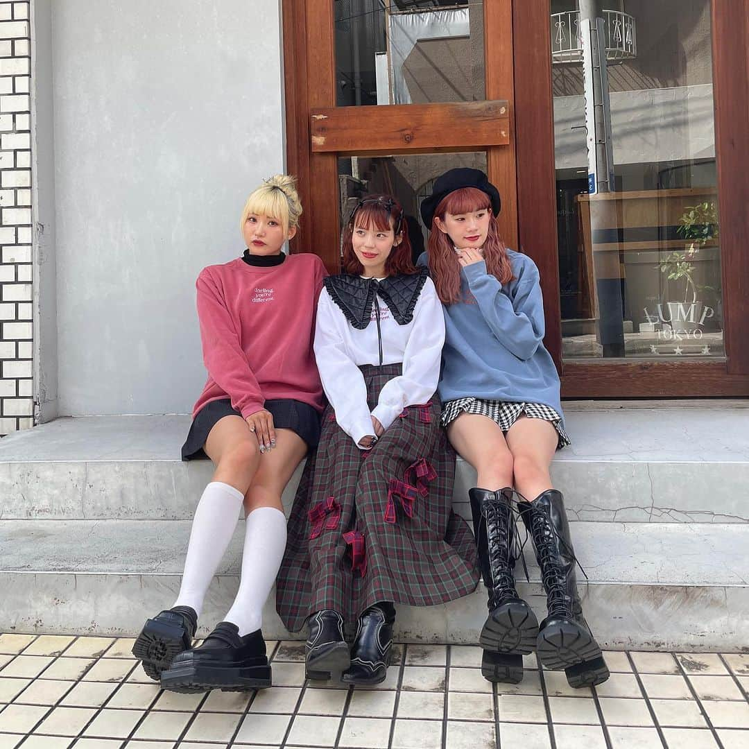 瀬戸あゆみさんのインスタグラム写真 - (瀬戸あゆみInstagram)「3人で、新作のスウェット着てみたよ　with @a___chan26 & @kaetama1108 💙💛  大きめのヴィンテージ感漂うウォッシュ加工のスウェットに シンプルに今季のテーマを刺繍した、デイリー使い用のシンプルなスウェット。 裏起毛で防寒対策もばっちり。  人と違うコーディネートがしたい場合は、レザーの付け襟を付けたり、小物で遊ぶのが楽しそう🎀  みんなは何色がすき？ (最後の動画、なに話してんだろね。🍙の話かな？) #dearsisterhood #ayumi_outfit」11月15日 0時43分 - setoayumi