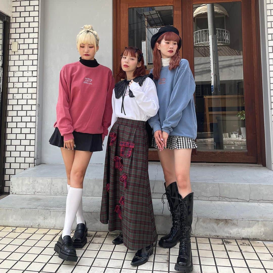 瀬戸あゆみさんのインスタグラム写真 - (瀬戸あゆみInstagram)「3人で、新作のスウェット着てみたよ　with @a___chan26 & @kaetama1108 💙💛  大きめのヴィンテージ感漂うウォッシュ加工のスウェットに シンプルに今季のテーマを刺繍した、デイリー使い用のシンプルなスウェット。 裏起毛で防寒対策もばっちり。  人と違うコーディネートがしたい場合は、レザーの付け襟を付けたり、小物で遊ぶのが楽しそう🎀  みんなは何色がすき？ (最後の動画、なに話してんだろね。🍙の話かな？) #dearsisterhood #ayumi_outfit」11月15日 0時43分 - setoayumi