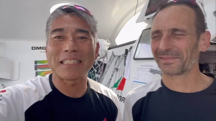 白石康次郎のインスタグラム：「【Transat Jacques Vabre】  🇯🇵DMG MORIセーリングアカデミーのロールがミニトランザットを完走しました！ロールへのメッセージをどうぞ〜  🇬🇧Last night @laure.galley successfully finished the @laminitransat  Small message from Kojiro and Thierry from the middle of the Atlantic.   🇫🇷Hier soir Laure Gallet de la DMG MORI Sailing Academy a fini la Mini Transat. Un petit message à Laure depuis l’Atlantique !  @sailingteamdmgmori #dmgmorisailingteam #kojiroshiraishi #白石康次郎 #IMOCA #transatjacquesvabre」