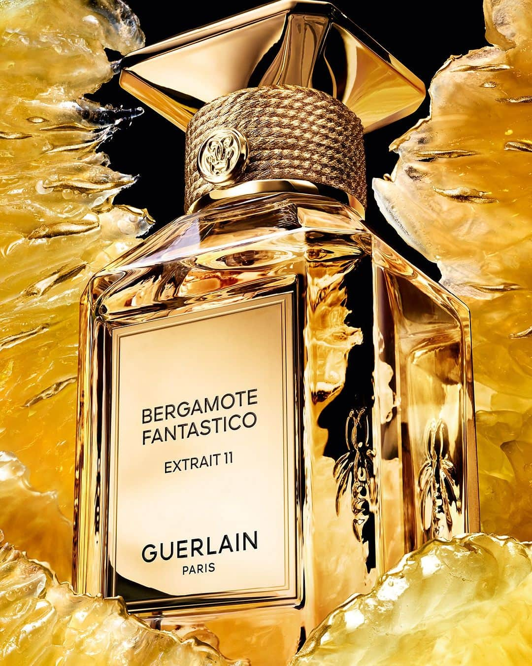 ゲランさんのインスタグラム写真 - (ゲランInstagram)「Discover Bergamote Fantastico Extrait 11, the signature Guerlain bergamot in its ultimate concentration.  Fresh, green notes of petitgrain collide with smoky facets of guaic wood in a bold juxtaposition of contrasts. Bergamot, concentrated in its most potent form.  — #GuerlainPerfume #LesExtraits #LArteyLaMatière #Bergamot #SavoirFaire #Guerlinade #PerfumerSince1828 #Fragrance」11月15日 0時50分 - guerlain