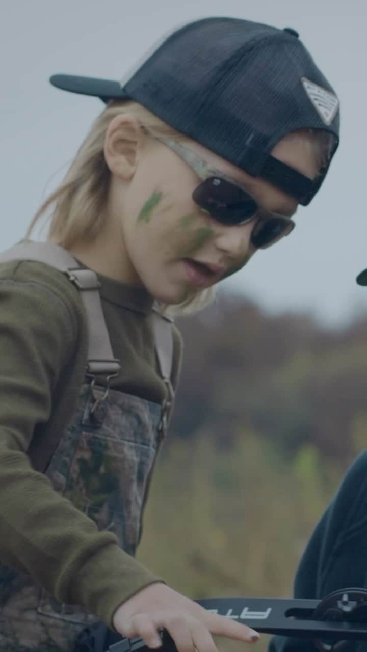 ジェイソン・アルディーンのインスタグラム：「Let ‘em go to the woods painted up camo green #LetYourBoysBeCountry @officialbuckcommander」