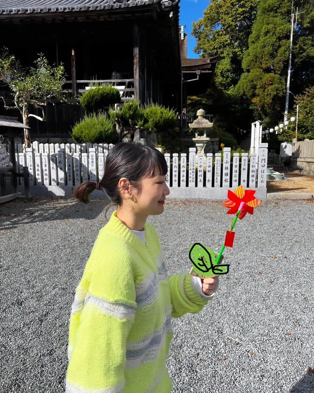 樹麗のインスタグラム：「⛱️⛱️⛱️  風車ではしゃいだいつかの日〜。  わたしは元気です、 みなさんはお元気ですか。  2024年は  1月「魔女と羊のラ・ラ・ララバイ」 2月「さよなら、チャーリー」  と楽しみな舞台が わたしを待ってます、ので  舞台で皆様にお会いできるのを わたしは楽しみに待ってます、☺︎  いつも応援してくださる周りの方々に ありがとうございますのふーふー。⛱️  #廣峯神社 #神社巡り #五黄土星 #風車ふーふー #よい温泉 #たびはみちずれよはなさけ  #⛱️」