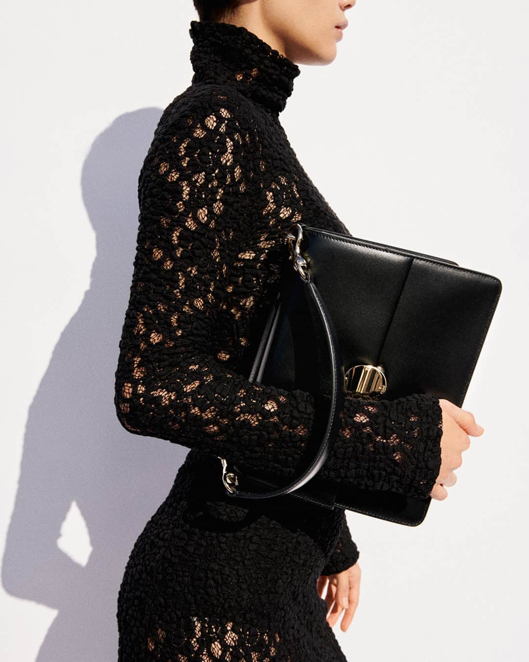 ネッタポルテのインスタグラム：「CONTEMPORARY CLASSIC: Get a handle on @chloe's 'Penelope' shoulder bag, both timeless and modern at once.  Tap the link in bio to shop at #NETAPORTER.」