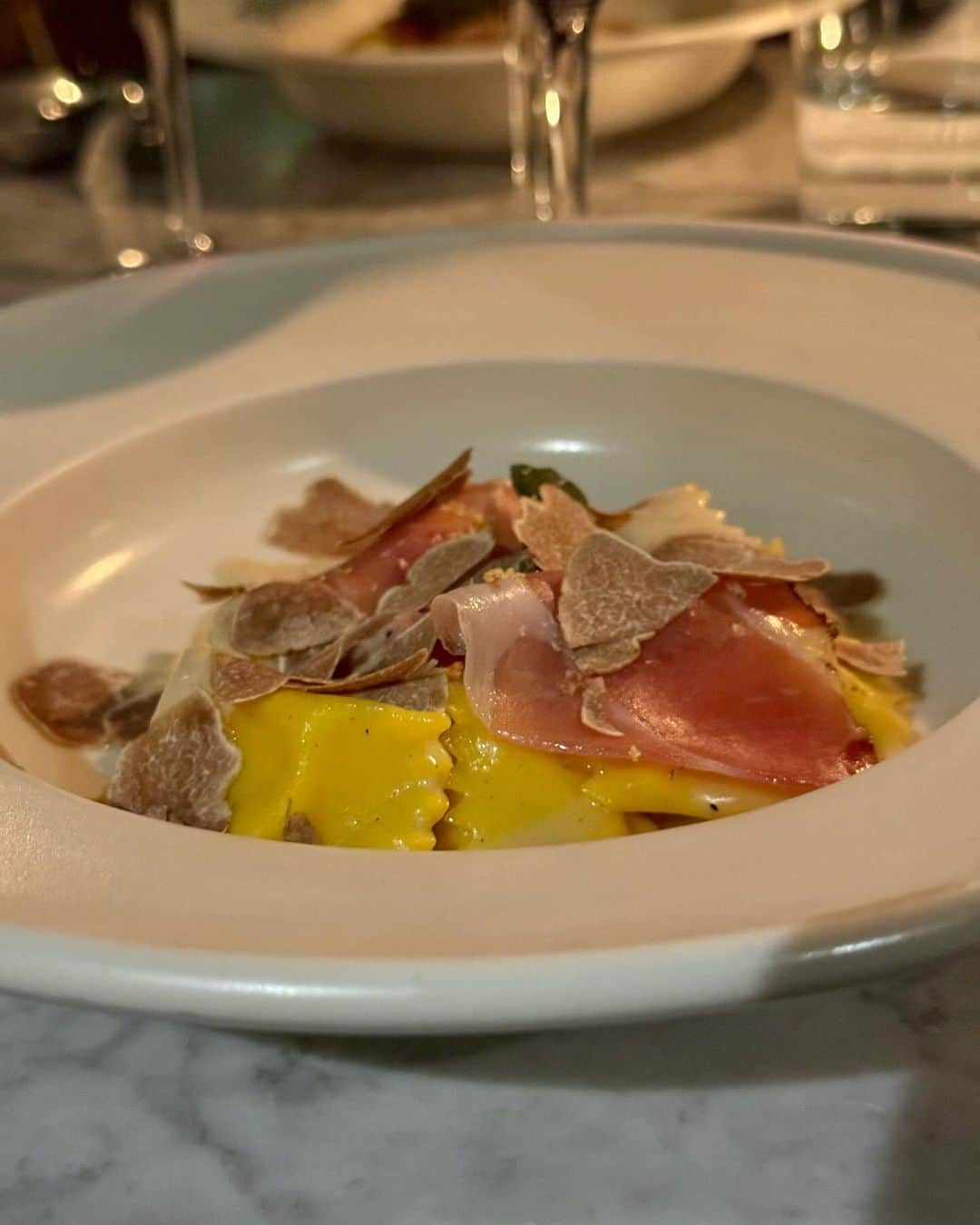 ナイジェラ・ローソンのインスタグラム：「That angel @jeremyleeqv took me to lovely @luca.restaurant last night for a special dinner to celebrate the Alba white truffle season. I did rather fill up first on their justly renowned Parmesan fries and several vats of utterly exquisite bagna cauda (with crudités for dippage) and it’s hard not to – but luckily found room for the cacio e pepe agnolotti with speck and white truffles. Wonderful wines from @liberty_wines, too. A very far-from-normal Monday night! Thank you @johnnymaxsmith @danieljohnwillis 🤍」