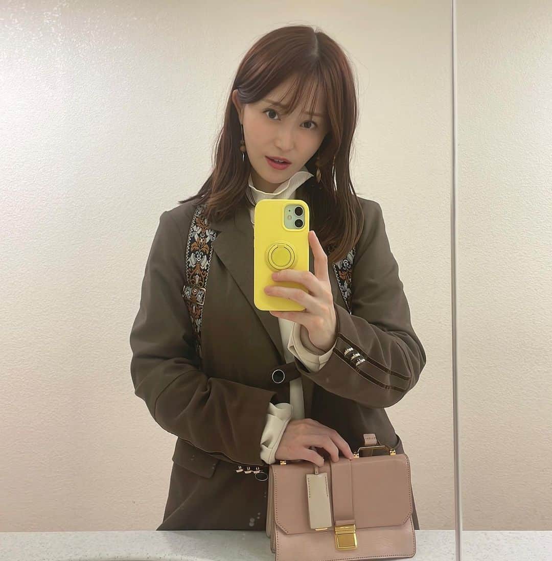 岡部磨知のインスタグラム：「秋ジャケット🍁 #muelchic  #レコーディング  #violin」