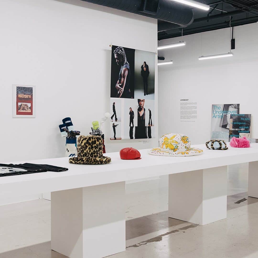 HYPEBEASTさんのインスタグラム写真 - (HYPEBEASTInstagram)「Hypebeast Magazine exhibition for “The Fever Issue” took place in Los Angeles downtown. It featured artworks by Benny Andallo, Gangbox, Small Talk Studios, Karu Research, Metalwood Studio and many more. Issue #32 is available via @hbx now.」11月15日 1時01分 - hypebeast