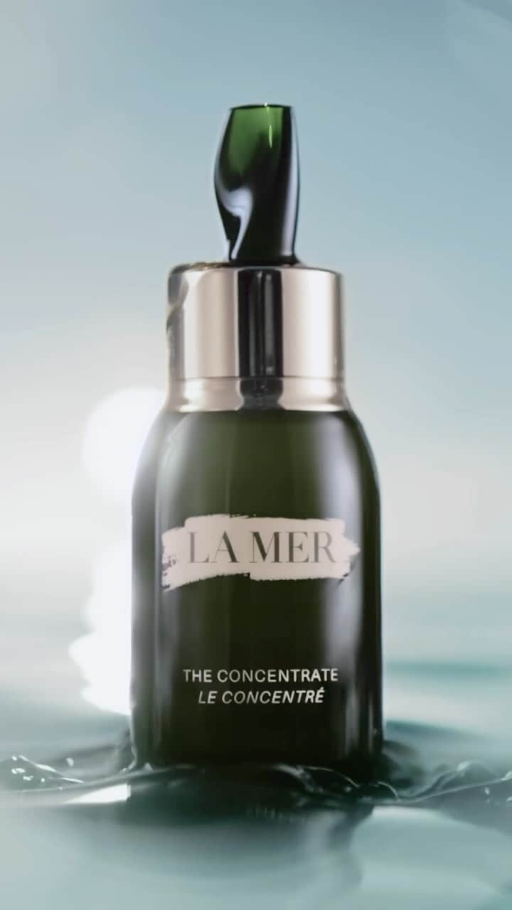 ドゥラメールのインスタグラム：「The word-of-mouth wonder treatment. Beloved by the skincare cognoscenti and adored by the newly initiated, The Concentrate is our most dynamic barrier- strengthening serum, designed to stabilize, soothe and protect. 92% said their skin felt less sensitive.* Let your skin feel calm every day...  #LaMer #LaMerSkincare #LaMerConcentrate *Consumer testing on 107 women after using product for 4 weeks.」