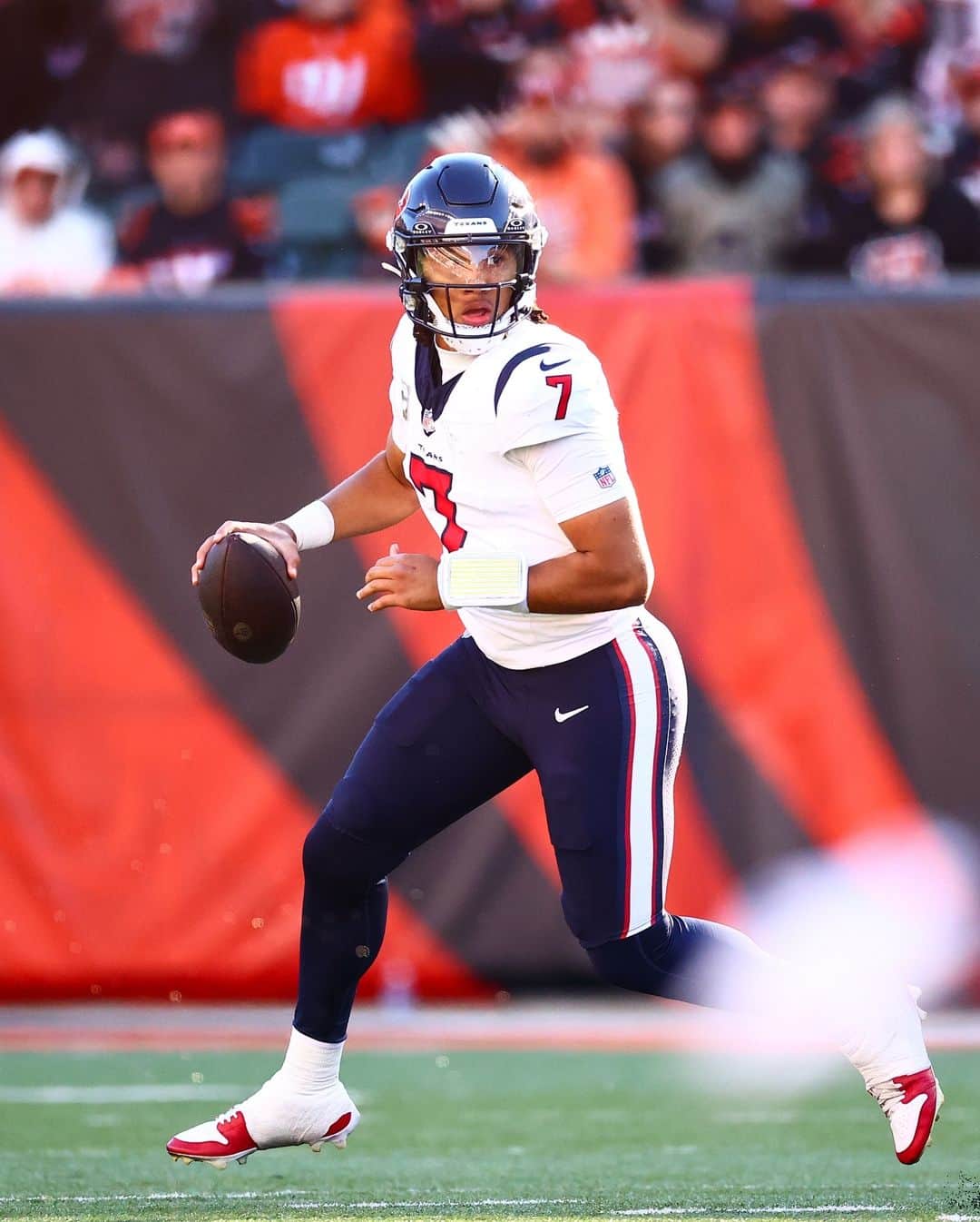 ヒューストン・テキサンズのインスタグラム：「The first rookie since the 1970 merger to be leading the league in yards per game through Week 10 🤘」