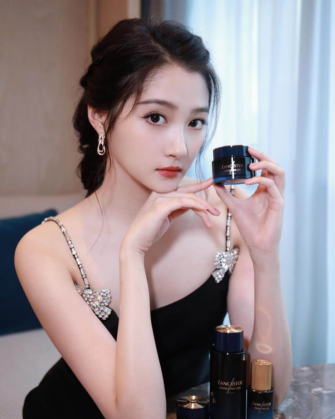 クアン・シャオトン（Guan Xiaotong）のインスタグラム：「Love ♥️♥️ perfect fusion of grace, beauty, and science  of @lancaster_beauty . Embracing the elegance and scientific expertise on the red carpet and at the backstage 👸🏻💕💕～～」