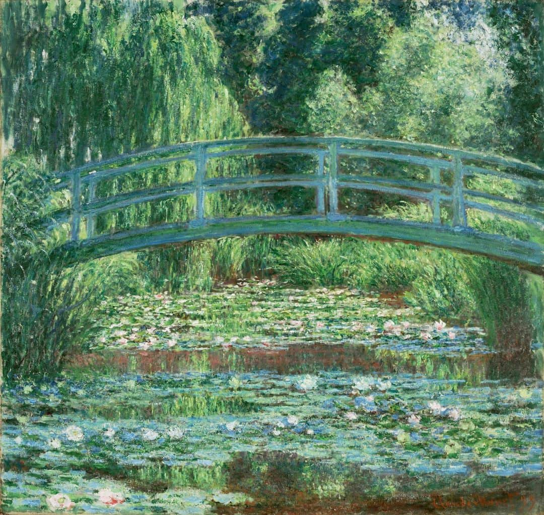 フィラデルフィア美術館のインスタグラム：「Hey, must be the Monet!  Born on this day in 1840, Claude Monet is often called the Father of Impressionism—he inspired the term that defined this movement. As Monet once said - “Everyone discusses my art and pretends to understand, as if it were necessary to understand, when it is simply necessary to love.”   🔎 Fall in love with Monet's paintings in our European art galleries on the 2nd floor.  Image 1: "Japanese Footbridge and the Water Lily Pool, Giverny," 1899, Claude Monet  Image 2: "Manne-Porte, Étretat," 1885, Claude Monet   #monet #claudemonet #philamuseum #europeanart #impressionist #impressionism」