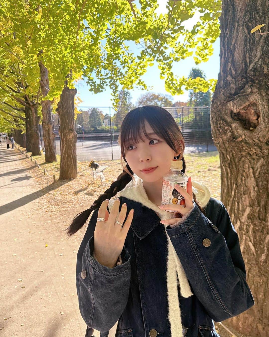 松田美里さんのインスタグラム写真 - (松田美里Instagram)「綺麗なものを見てふーってしたいなあ を美桜が叶えてくれた🍁🪵🌲  プライベートで会うのも久しぶりだったし幸せだ、最高のお散歩 」11月15日 1時05分 - miri_matsuda