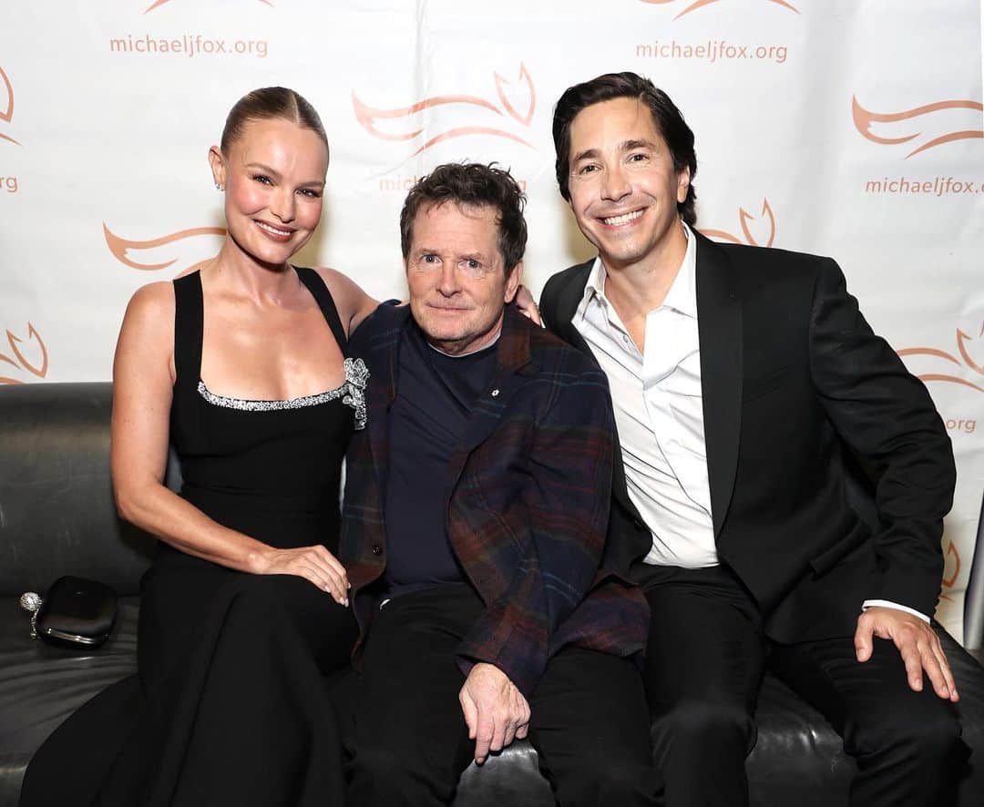 ケイト・ボスワースのインスタグラム：「@realmikejfox we had the most incredible time celebrating YOU, the jaw-dropping near 2 billion dollars The Michael J. Fox Foundation has raised for Parkinson’s research, and the groundbreaking strides made in testing and treating the disease. You continue to lead into the future, toward a cure. 💛  For those who have yet to see @realmikejfox documentary #STILL — do yourself a favor, & let this be next up on your list. The film is remarkable: urgent, deeply important, humanly honest, and wildly courageous.   Mike, we love you. Can’t wait to hardcore-stalk-the crap-out-of-you soon friend. 😘   *The Michael J. Fox Foundation is dedicated to finding a cure for Parkinson's disease. To learn more, please visit:  www.michaeljfox.org」