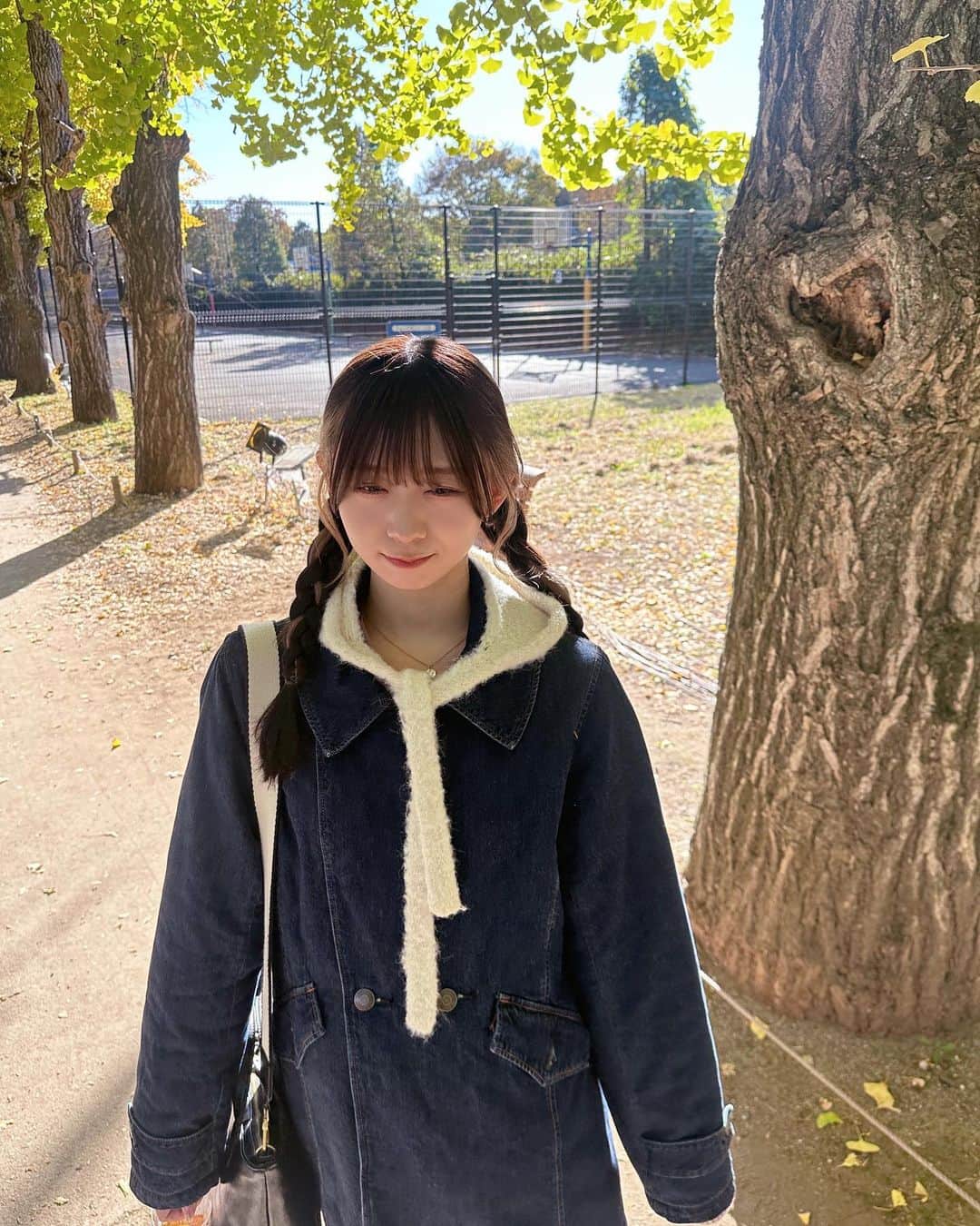松田美里のインスタグラム：「綺麗なものを見てふーってしたいなあ を美桜が叶えてくれた🍁🪵🌲  プライベートで会うのも久しぶりだったし幸せだ、最高のお散歩 」