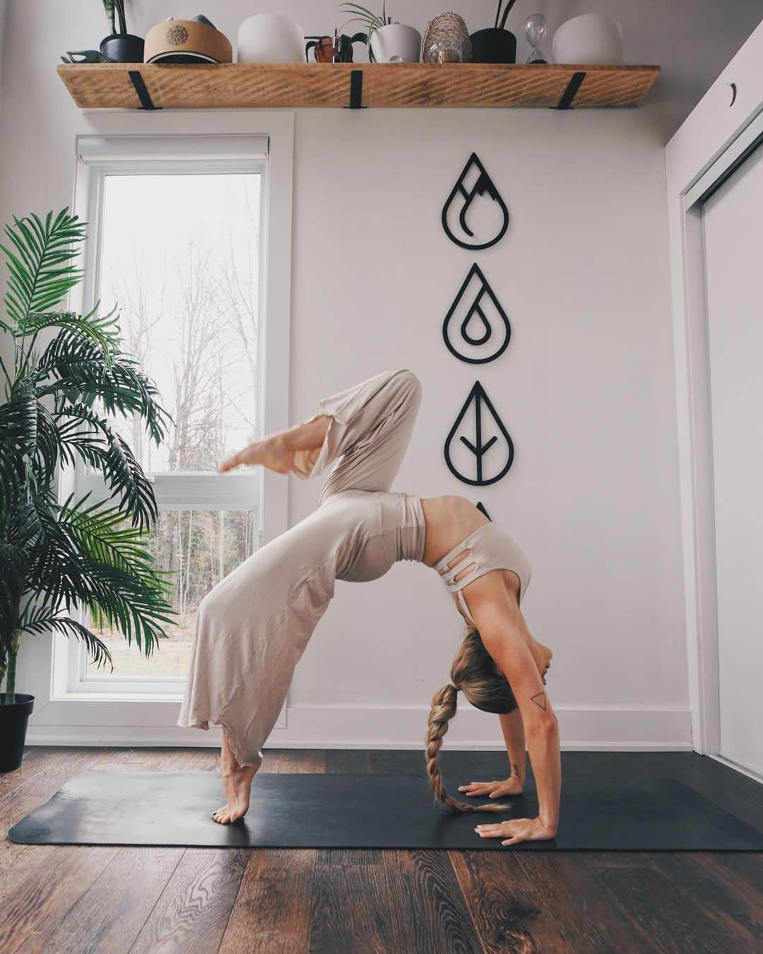 Kalyn Nicholsonのインスタグラム：「A full winter of sweat, flow and fun is coming to this corner very soon 🤍   It’s been a long road trying to restructure and rebrand the different branches of my content tree, but if you’re looking for a place to stay committed and inspired by your yoga journey, motivated to strengthen your mind, body and soul or empowered to centre back into yourself, this is that place.」