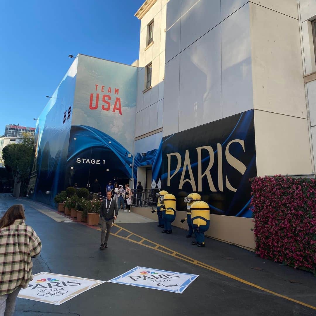 のインスタグラム：「Good morning from @unistudios  The #roadtoparis2024 begins with #teamusa and the universal shoot! We’re here all day with @gov1007 as she does interviews with @nbcolympics @nbc and mixes with other members of @teamusa. Even the minions are here to welcome everyone!」